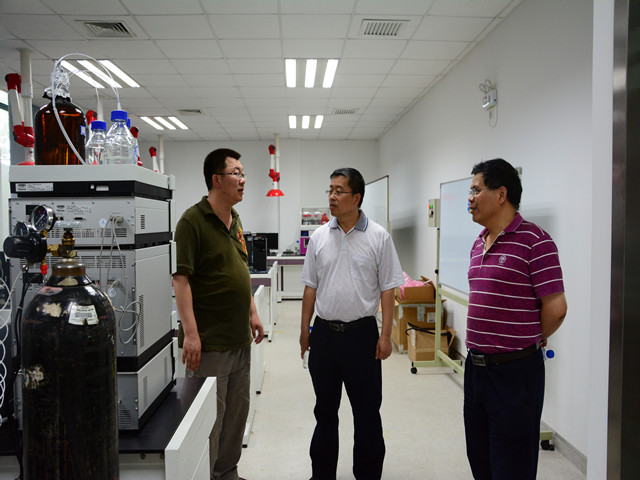 图1 李曙光老师向中航工业领导介绍食品检测中心情况_副本.jpg