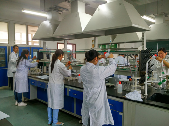 图1 食品检验工 初赛实操考场_副本.jpg 图1 食品检验工 初赛实操考场_副本.jpg